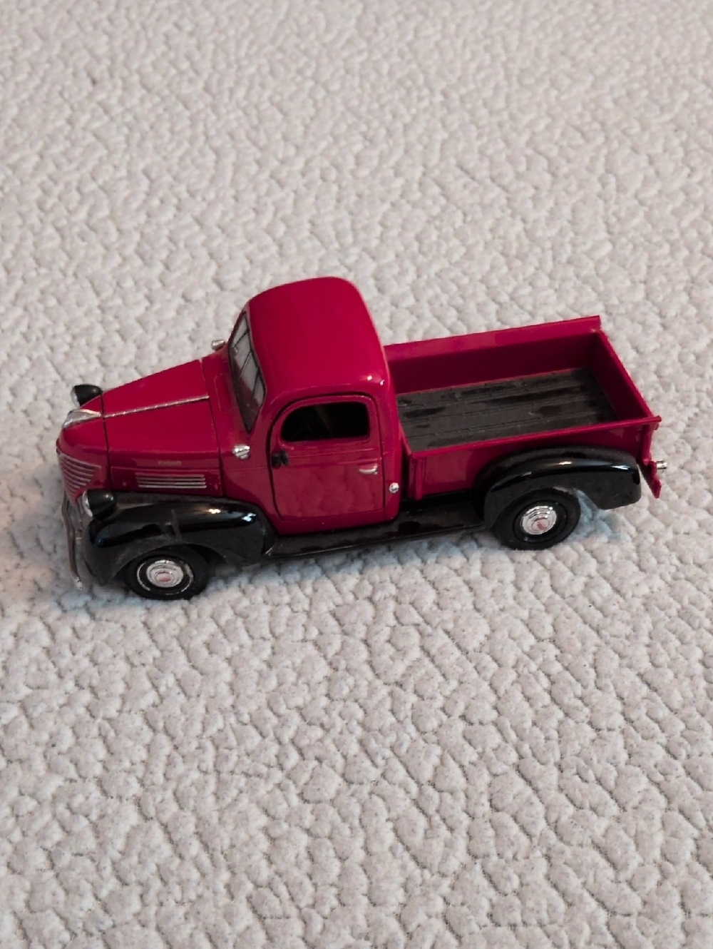 Vintage 1941 Plymouth Chrysler Scale 1:24 Truck Motor Max Model Collector Decor